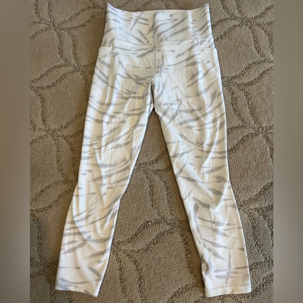 Athleta salutation cargo leggings 7/8 length size Medium